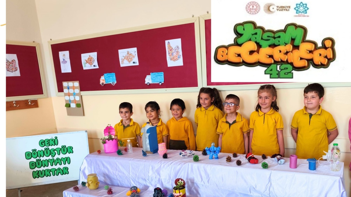 Okulumuzda Yaşam Becerileri Projesi Kapsamında 1. Sınıf Öğrencileri Geri Dönüşüm Sergisi Düzenledi.